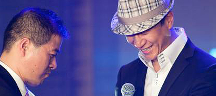 10月19日，孫紅雷出席杭州百貨大樓“雷諾·騎士之盾新品簽售會”。